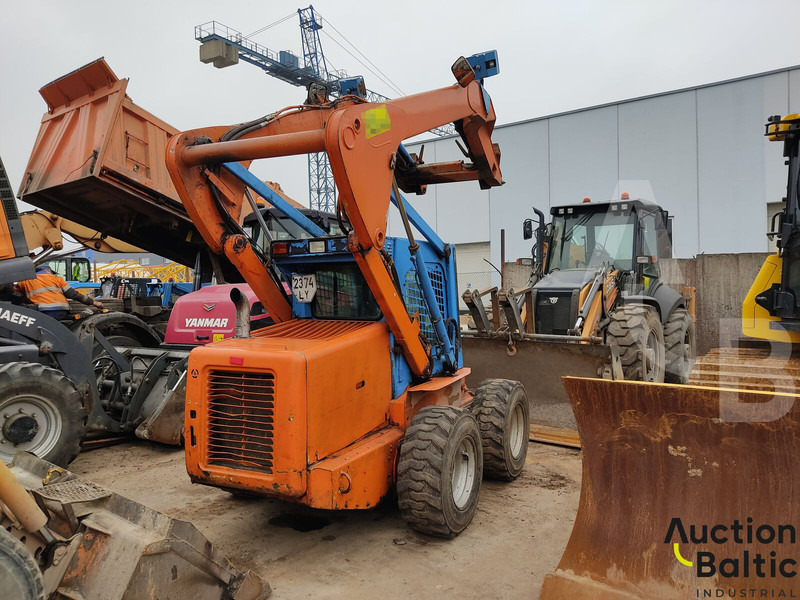 New Holland LS 185 B - Mini chargeuse: photos 4 New Holland LS 185 B - Mini chargeuse: photos 4