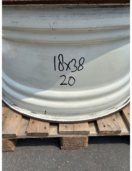 New Holland velg 18 x 38 - Jante: photos 1 New Holland velg 18 x 38 - Jante: photos 1