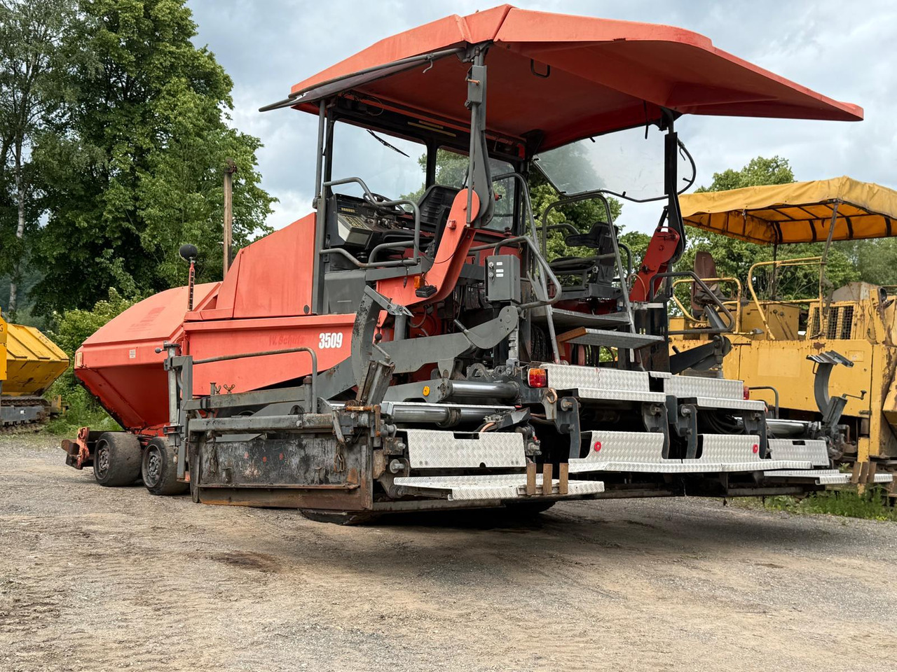 Demag-Dynapac DF135P powerfull 4-axle-paver - Finisseur: photos 1 Demag-Dynapac DF135P powerfull 4-axle-paver - Finisseur: photos 1