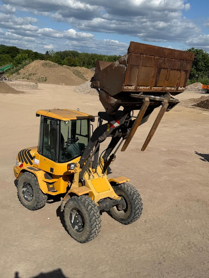 Volvo L 30 B-Z/K incl. 3-1shovel and fork - Chargeuse sur pneus: photos 2 Volvo L 30 B-Z/K incl. 3-1shovel and fork - Chargeuse sur pneus: photos 2