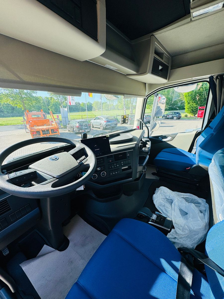 Camion, Camion grue Volvo FH 500 8x2 mit F710RA.2.27 L426 und V20 Winde: photos 12
