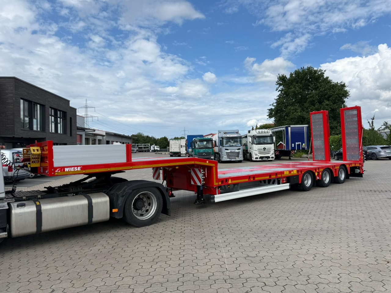 Kässbohrer SLS.HS Tieflader mit hydr. Schwanenhals Kässbohrer SLS.HS Tieflader mit hydr. Schwanenhals - Semi-remorque surbaissé: photos 2 Kässbohrer SLS.HS Tieflader mit hydr. Schwanenhals Kässbohrer SLS.HS Tieflader mit hydr. Schwanenhals - Semi-remorque surbaissé: photos 2
