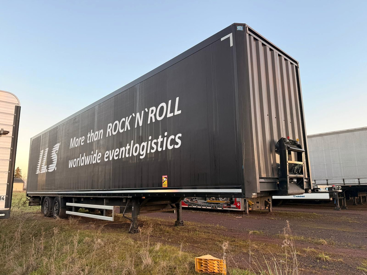 Krone SZ - Mega Koffer mit Rampenhalterung - Semi-remorque fourgon: photos 2 Krone SZ - Mega Koffer mit Rampenhalterung - Semi-remorque fourgon: photos 2