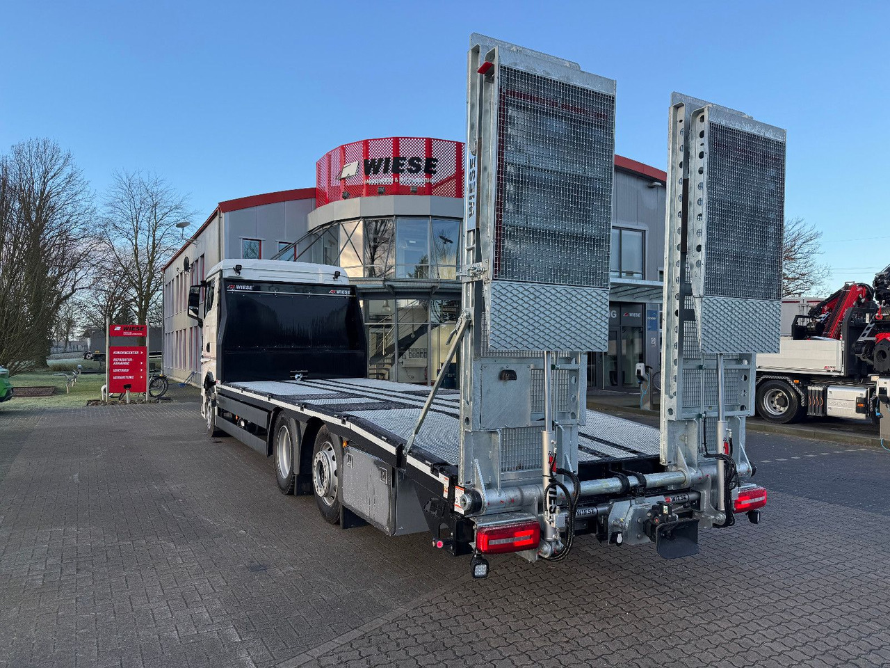 MAN Baumaschinen-  Arbeitsbühnentransporter Rampen - Camion porte-voitures: photos 5 MAN Baumaschinen-  Arbeitsbühnentransporter Rampen - Camion porte-voitures: photos 5