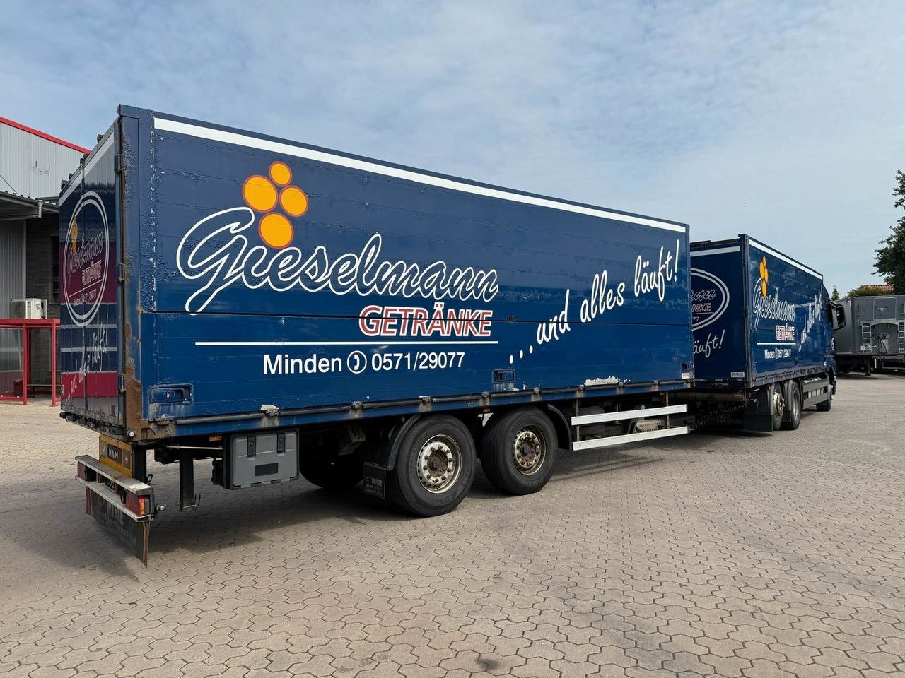 MAN TGA mit Kofferaufbau/Getränkeaufbau + Anhänger - Camion pour le transport de boissons: photos 3 MAN TGA mit Kofferaufbau/Getränkeaufbau + Anhänger - Camion pour le transport de boissons: photos 3