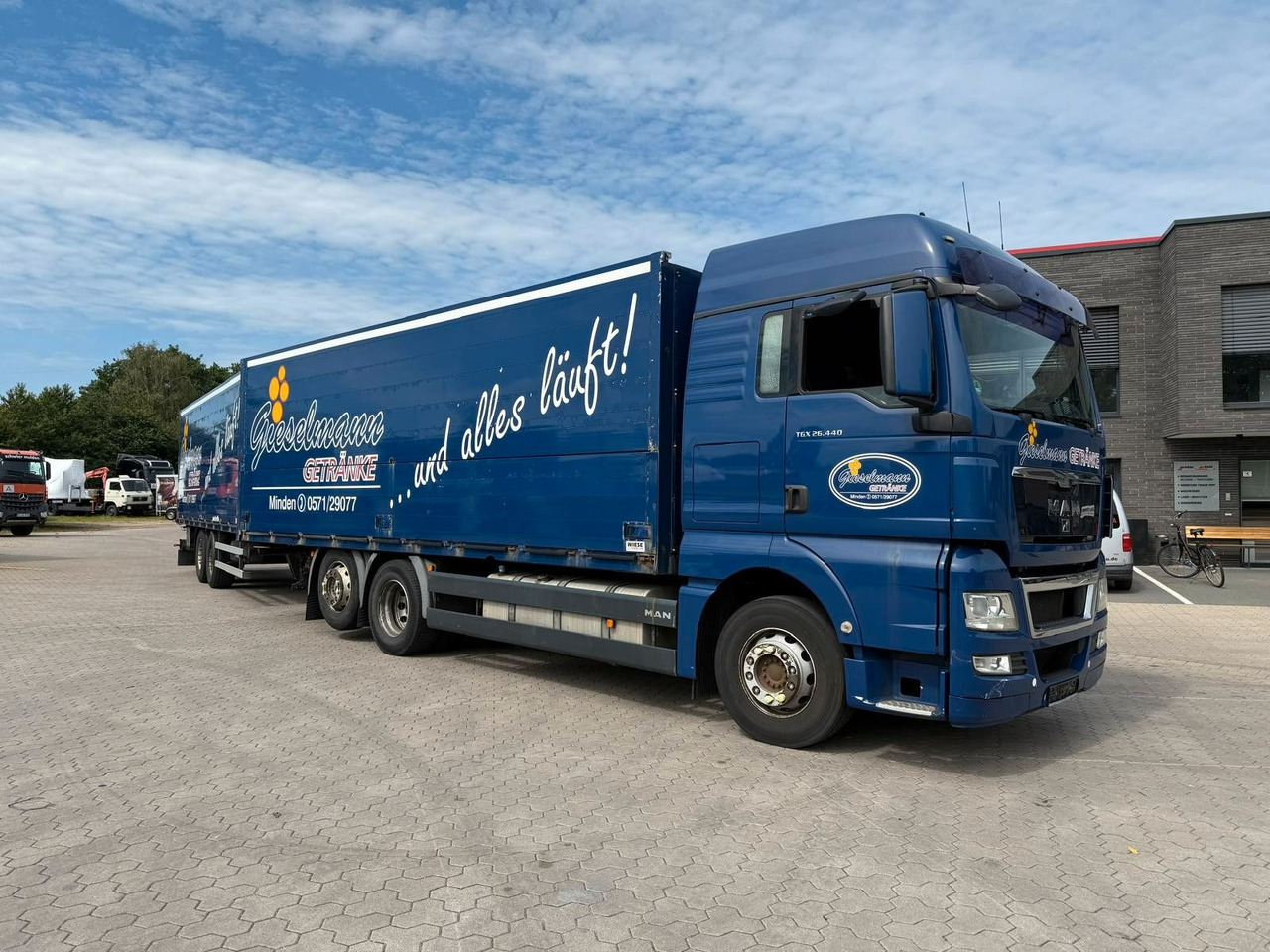 MAN TGA mit Kofferaufbau/Getränkeaufbau + Anhänger - Camion pour le transport de boissons: photos 1 MAN TGA mit Kofferaufbau/Getränkeaufbau + Anhänger - Camion pour le transport de boissons: photos 1