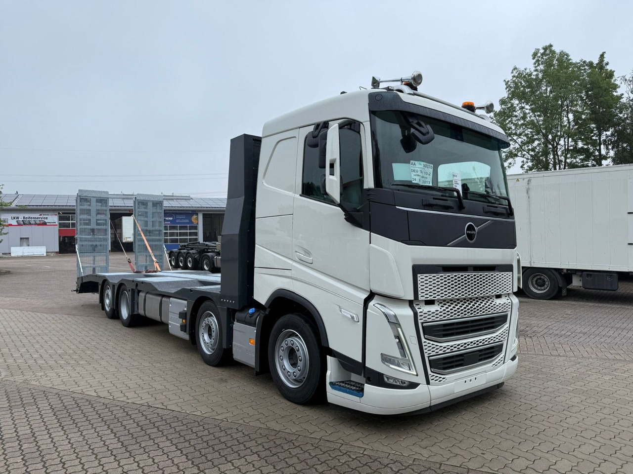 Remorqueuse Volvo Arbeitsbühnen Baumaschinentransporter mit Rampen: photos 6