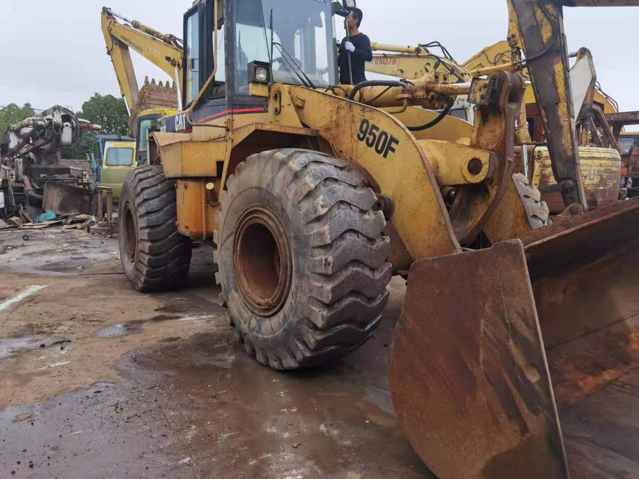 CATERPILLAR 950F - Chargeuse sur pneus: photos 1 CATERPILLAR 950F - Chargeuse sur pneus: photos 1