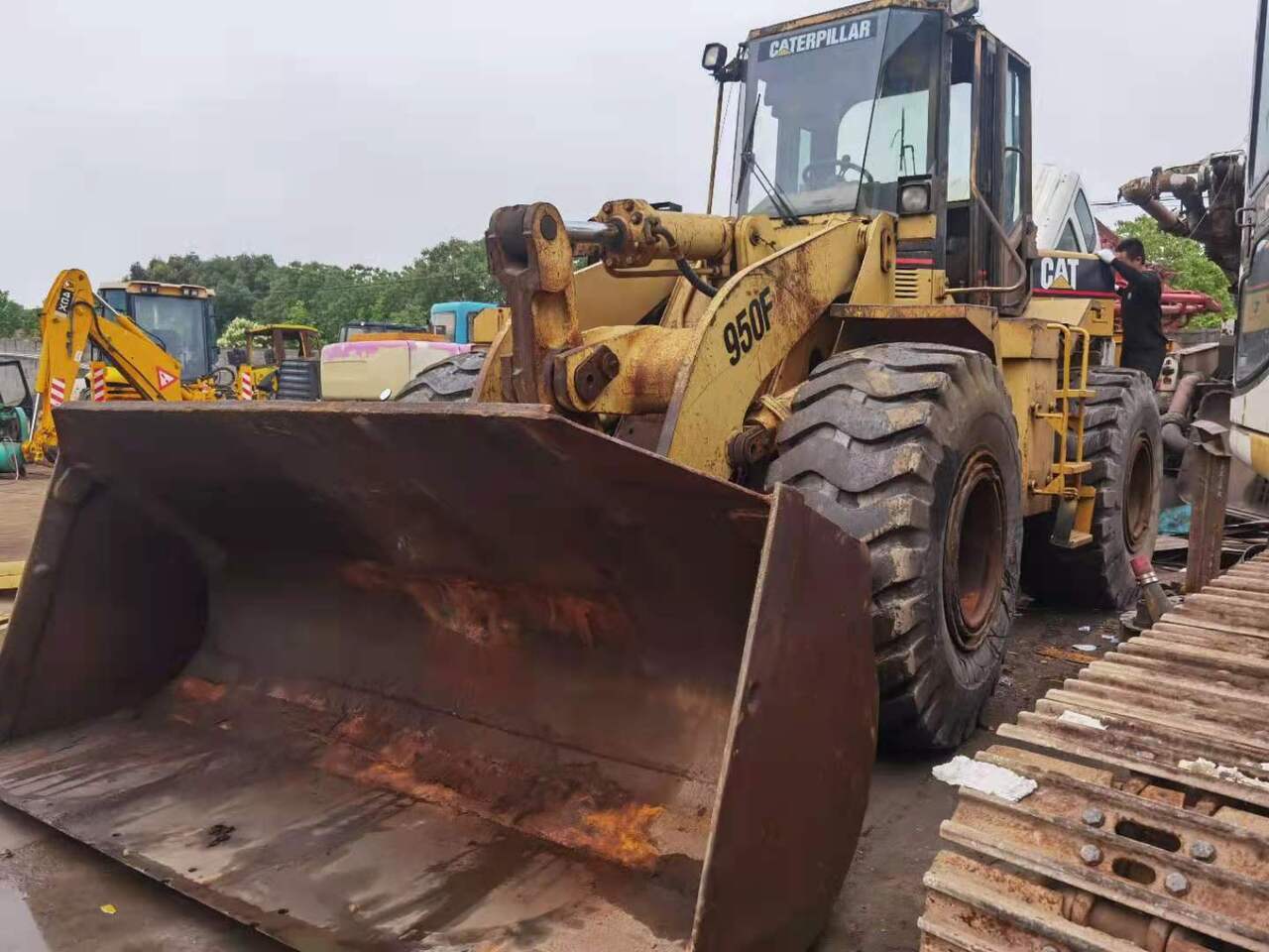 CATERPILLAR CAT-950F -Wheel loader - Chargeuse sur pneus: photos 1 CATERPILLAR CAT-950F -Wheel loader - Chargeuse sur pneus: photos 1