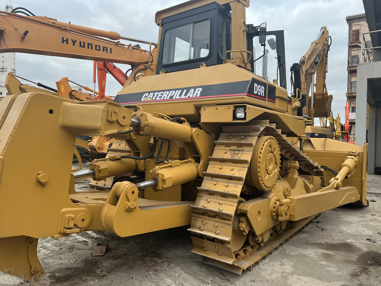 CATERPILLAR D9R - Bulldozer: photos 1 CATERPILLAR D9R - Bulldozer: photos 1