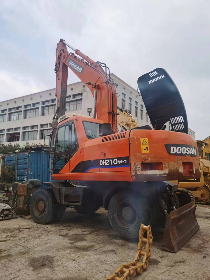 DOOSAN DH210W-7 - Pelle sur pneus: photos 1 DOOSAN DH210W-7 - Pelle sur pneus: photos 1