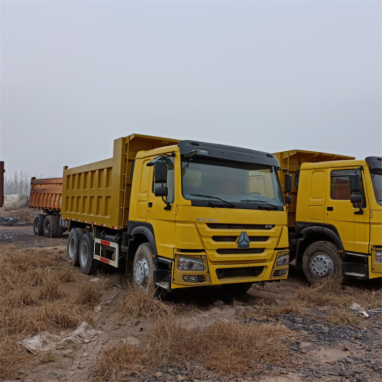 HOWO HOWO 6x4 375 -yellow tipper - Camion benne: photos 2 HOWO HOWO 6x4 375 -yellow tipper - Camion benne: photos 2