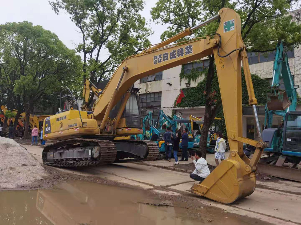 KOMATSU PC200-8 - Pelle sur chenille: photos 1 KOMATSU PC200-8 - Pelle sur chenille: photos 1