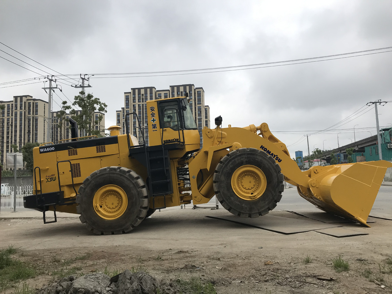 KOMATSU WA600-3 - Chargeuse sur pneus: photos 3 KOMATSU WA600-3 - Chargeuse sur pneus: photos 3
