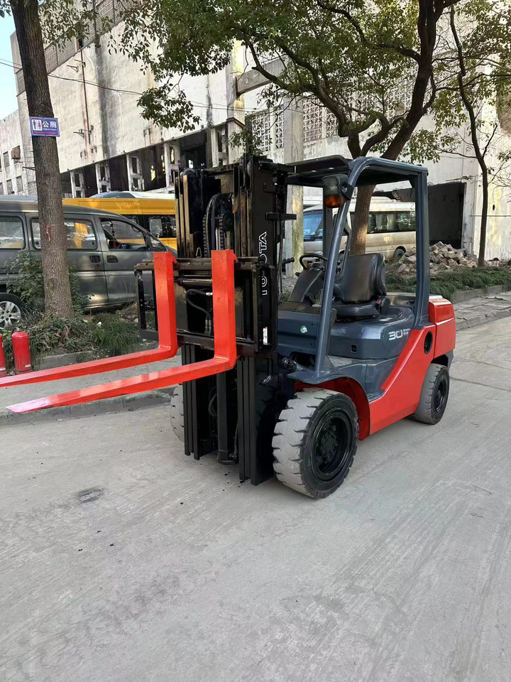 Toyota 62-7FD30 - Chariot élévateur diesel: photos 2 Toyota 62-7FD30 - Chariot élévateur diesel: photos 2