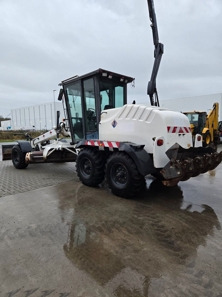 New Holland F106.6 - Niveleuse: photos 4 New Holland F106.6 - Niveleuse: photos 4