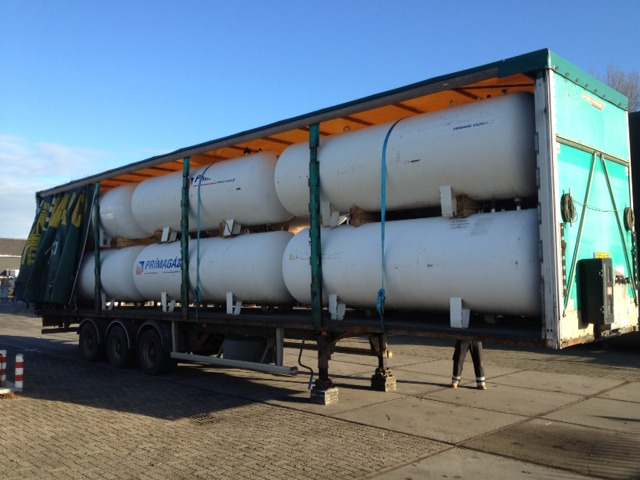 Curtain semi-trailer loaded with LPG tanks - Semi-remorque rideaux coulissants: photos 1 Curtain semi-trailer loaded with LPG tanks - Semi-remorque rideaux coulissants: photos 1
