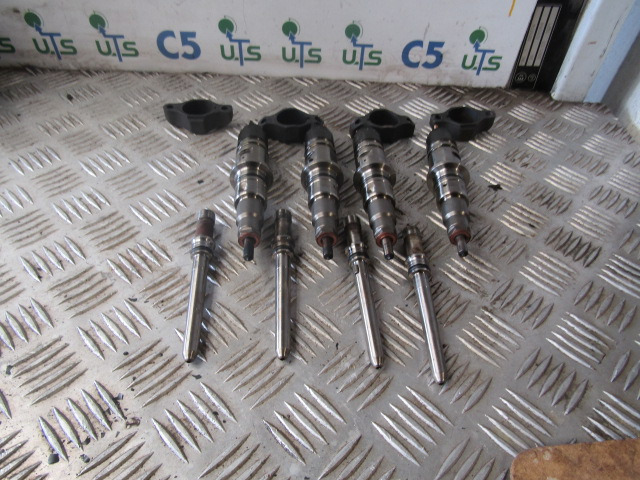 DAF LF 45 EURO 5 INJECTORS (4) COMPLETE WITH PENCILS AND CLAMPS - Système de carburant pour Camion: photos 1 DAF LF 45 EURO 5 INJECTORS (4) COMPLETE WITH PENCILS AND CLAMPS - Système de carburant pour Camion: photos 1