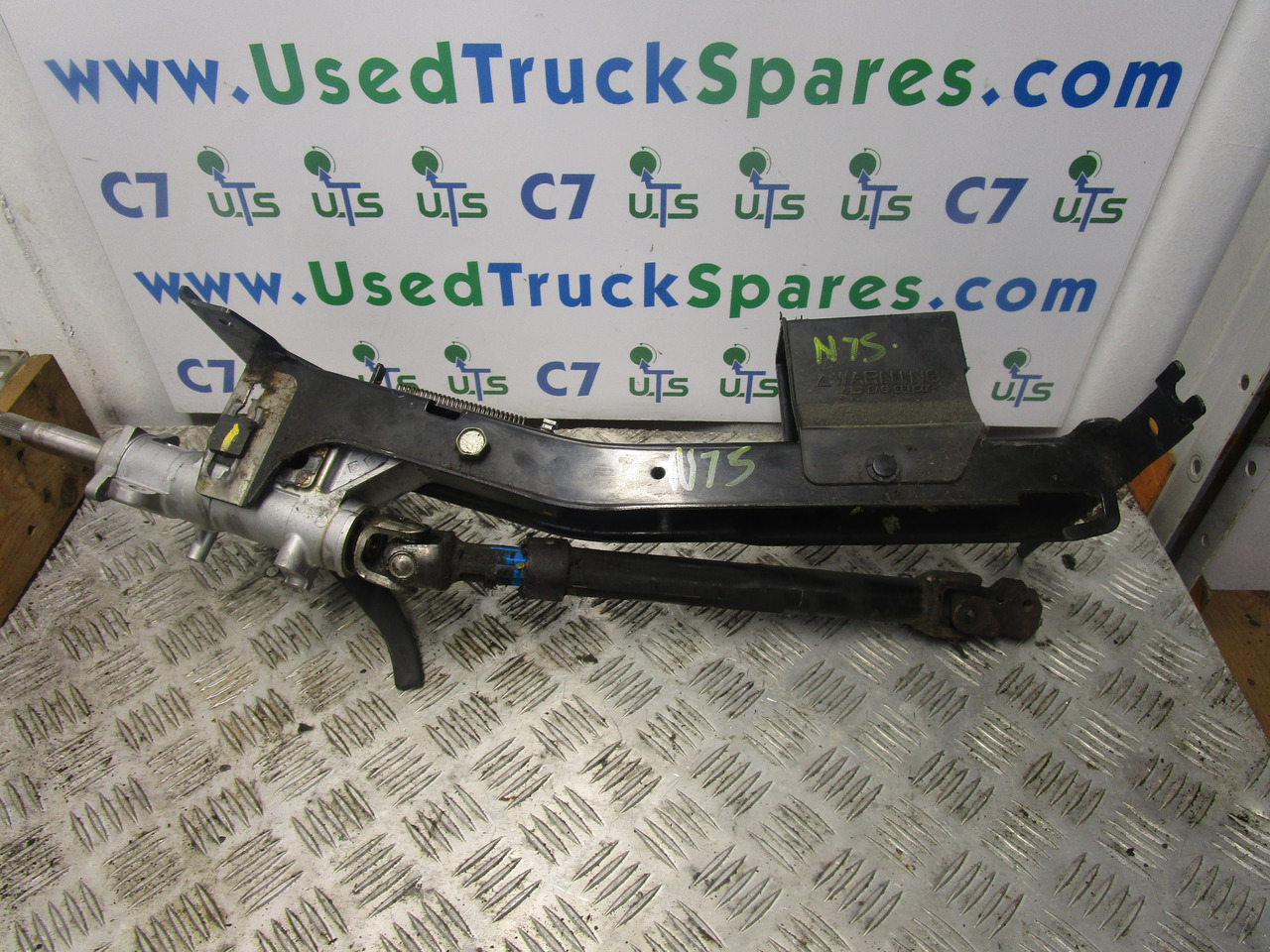 ISUZU N75 4HK1 STEERING COLUMN COMPLETE - Commande de gouvernail pour Camion: photos 1 ISUZU N75 4HK1 STEERING COLUMN COMPLETE - Commande de gouvernail pour Camion: photos 1