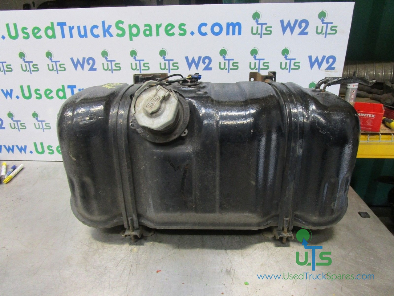 ISUZU NKR FUEL TANK COMPLETE - Réservoir de carburant pour Camion: photos 1 ISUZU NKR FUEL TANK COMPLETE - Réservoir de carburant pour Camion: photos 1