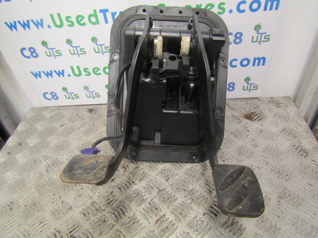 RENAULT MIDLUM DCI PEDAL BOX INC BRAKE VALVE + CLUTCH CYLINDER - Cabine et intérieur pour Camion: photos 1 RENAULT MIDLUM DCI PEDAL BOX INC BRAKE VALVE + CLUTCH CYLINDER - Cabine et intérieur pour Camion: photos 1