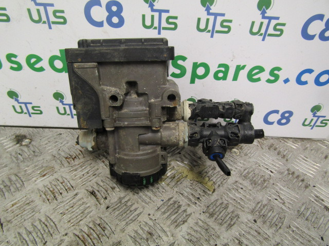 RENAULT MIDLUM DXI EBS BRAKE VALVE ‘KNORR-BREMSE’ P/NO - Pièces de frein pour Camion: photos 2 RENAULT MIDLUM DXI EBS BRAKE VALVE ‘KNORR-BREMSE’ P/NO - Pièces de frein pour Camion: photos 2