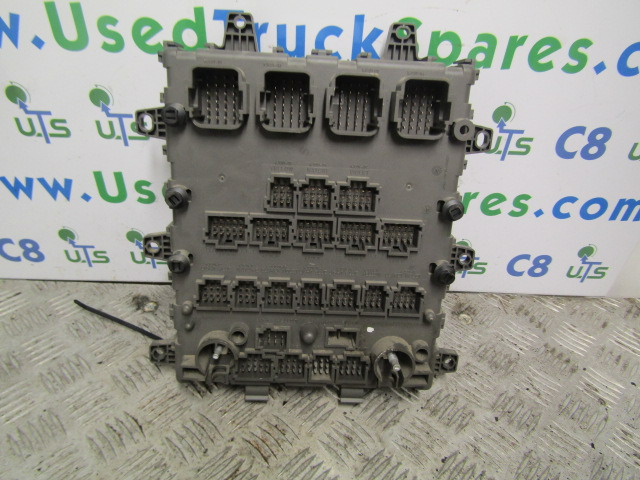 RENAULT MIDLUM DXI FUSE BOARD P/NO 7421169993-01 - Système électrique pour Camion: photos 2 RENAULT MIDLUM DXI FUSE BOARD P/NO 7421169993-01 - Système électrique pour Camion: photos 2