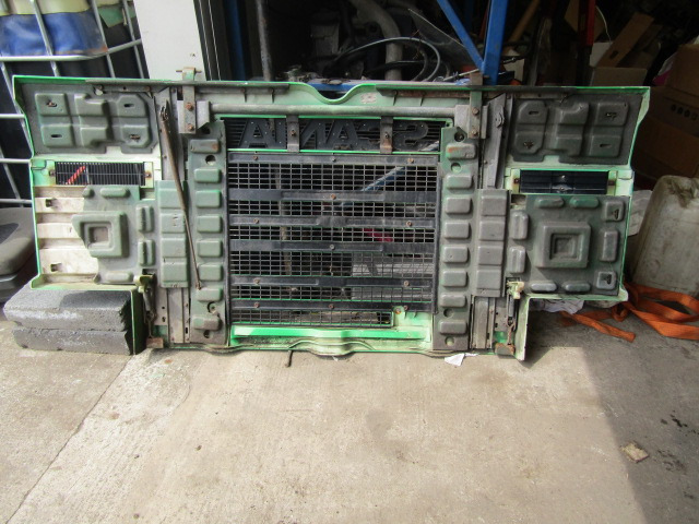 SCANIA P92/93 GRILL SUIT INTERCOOLER MODEL (VERY CLEAN FOR AGE) - Cabine et intérieur pour Camion: photos 2 SCANIA P92/93 GRILL SUIT INTERCOOLER MODEL (VERY CLEAN FOR AGE) - Cabine et intérieur pour Camion: photos 2