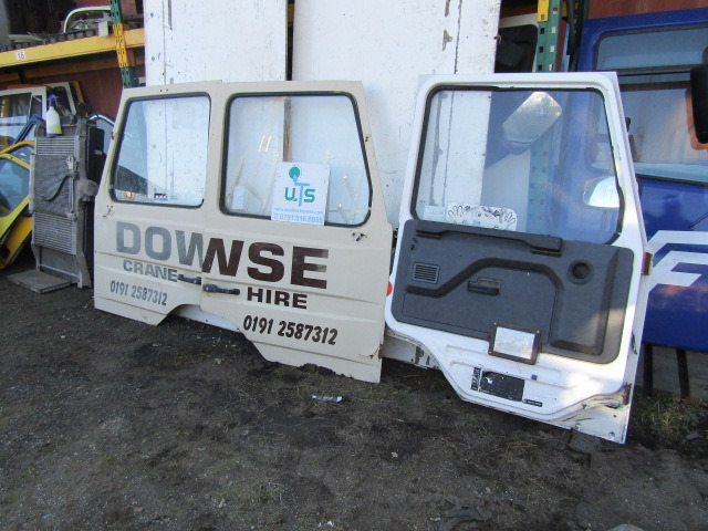 SCANIA P93/113 DOORS COMPLETE WITH GLASS & DOOR CARDS - Cabine et intérieur pour Camion: photos 1 SCANIA P93/113 DOORS COMPLETE WITH GLASS & DOOR CARDS - Cabine et intérieur pour Camion: photos 1