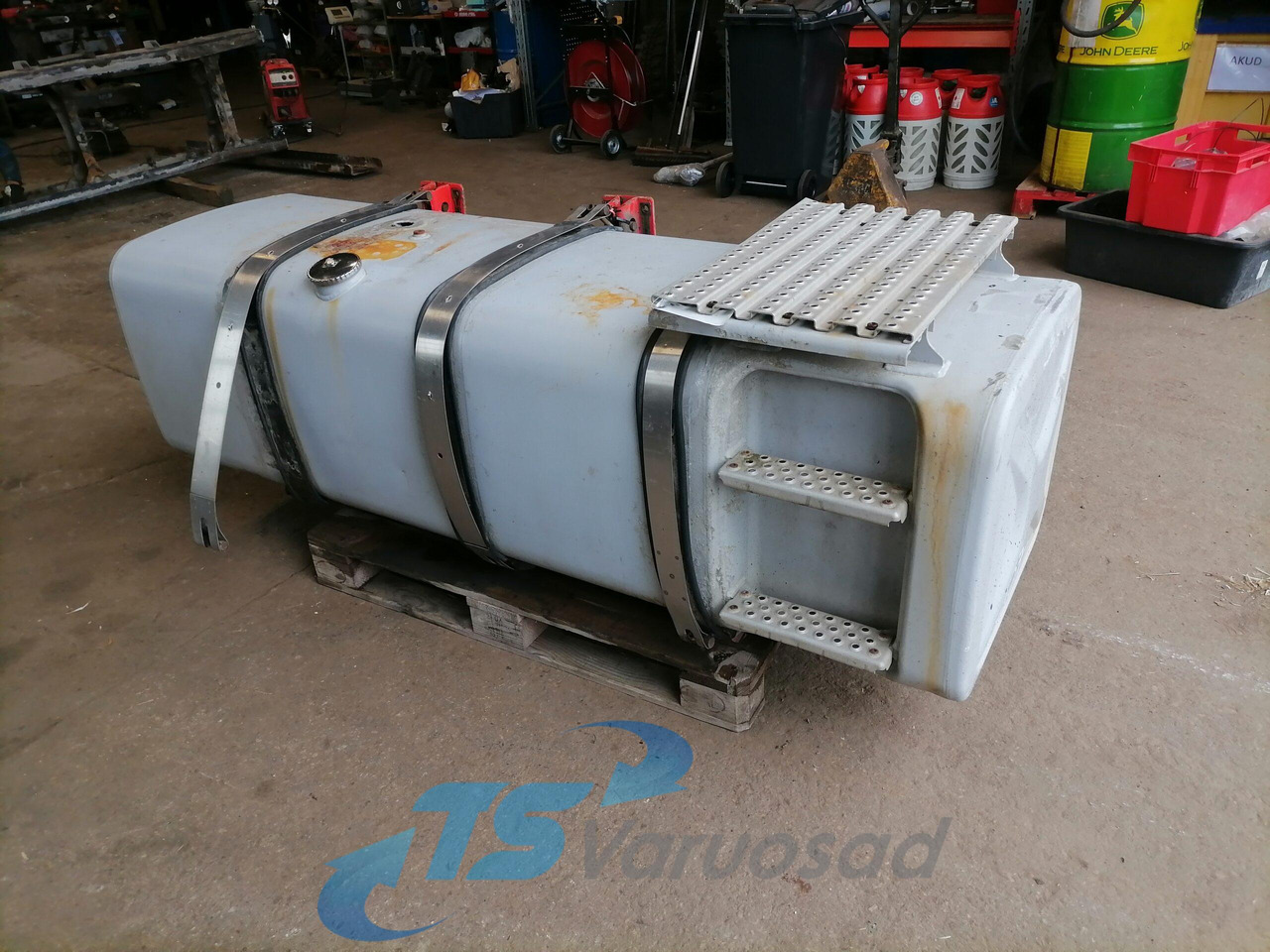 MAN Kütusepaak 780L 81122015608 - Réservoir de carburant pour Camion: photos 3 MAN Kütusepaak 780L 81122015608 - Réservoir de carburant pour Camion: photos 3