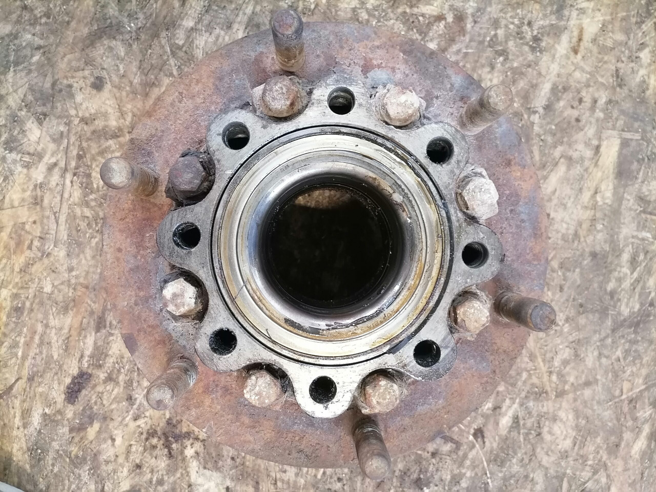 MB Atego truck with wheel hub A9703560301 - Pièce universelle pour Camion: photos 4 MB Atego truck with wheel hub A9703560301 - Pièce universelle pour Camion: photos 4