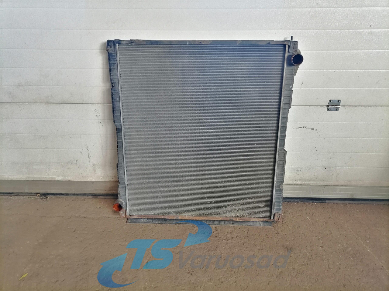 Scania Cooling radiator 1784616 - Radiateur pour Camion: photos 1 Scania Cooling radiator 1784616 - Radiateur pour Camion: photos 1