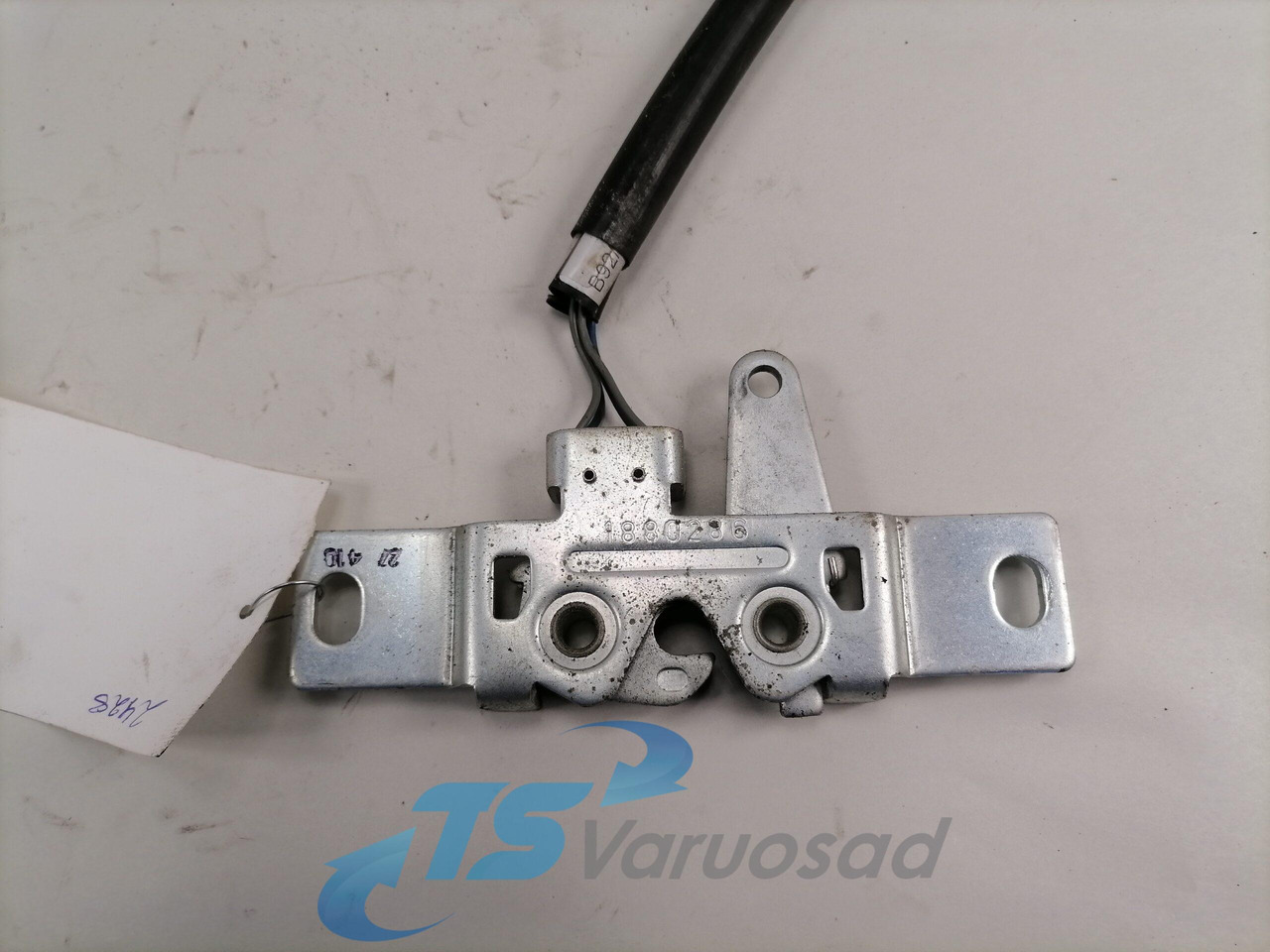 Scania Kabiini küljeluugi lukusti 1880286 - Pièce universelle pour Camion: photos 4 Scania Kabiini küljeluugi lukusti 1880286 - Pièce universelle pour Camion: photos 4