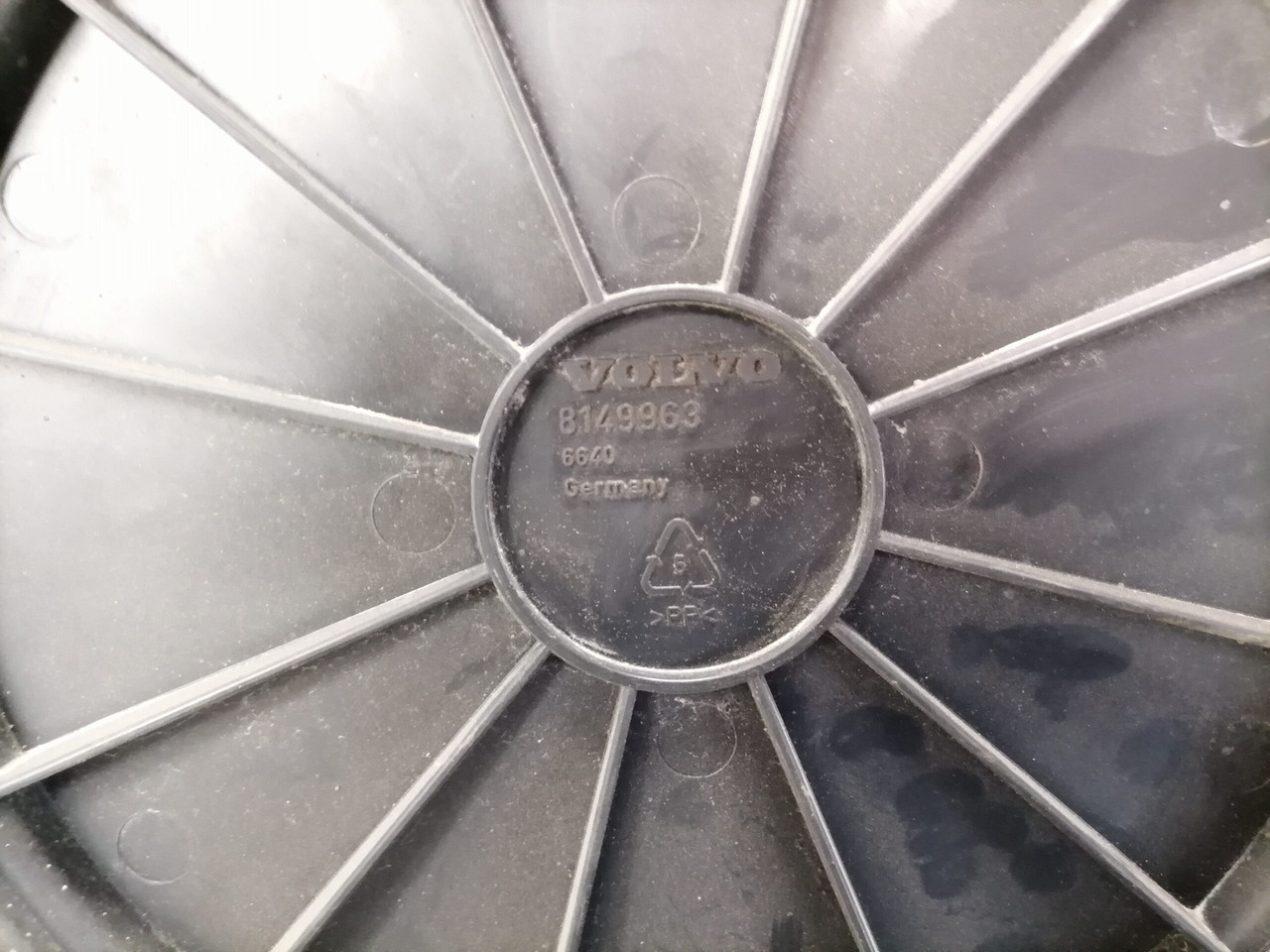 Volvo Air filter housing 3979505 - Système d'admission d'air pour Camion: photos 4 Volvo Air filter housing 3979505 - Système d'admission d'air pour Camion: photos 4