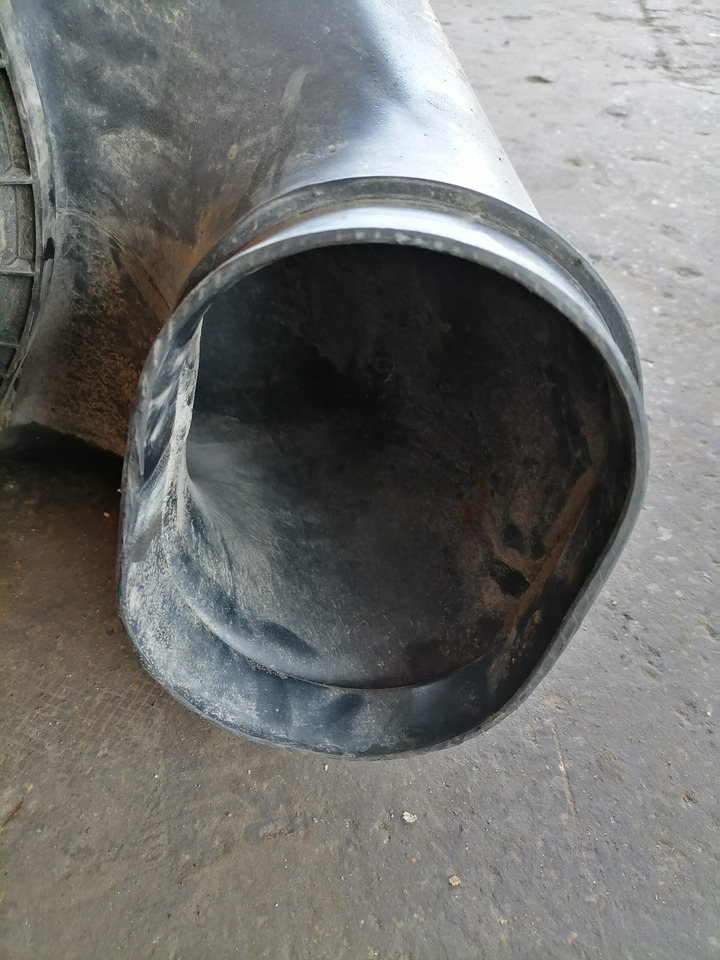 Volvo Air filter housing 3979505 - Système d'admission d'air pour Camion: photos 4 Volvo Air filter housing 3979505 - Système d'admission d'air pour Camion: photos 4