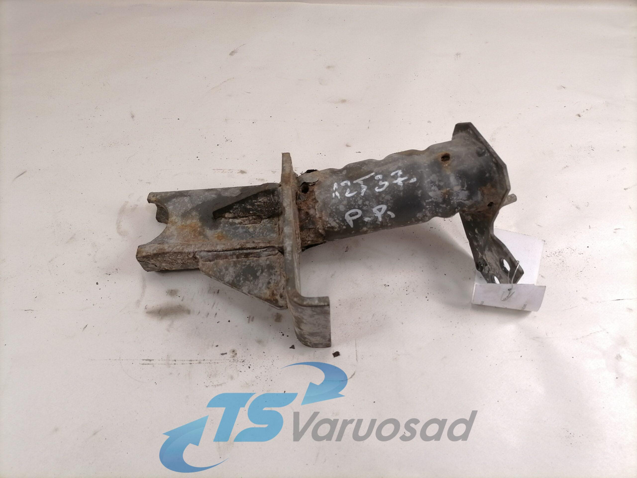 Volvo Bumper bracket 82943981 - Pare-chocs pour Camion: photos 1 Volvo Bumper bracket 82943981 - Pare-chocs pour Camion: photos 1