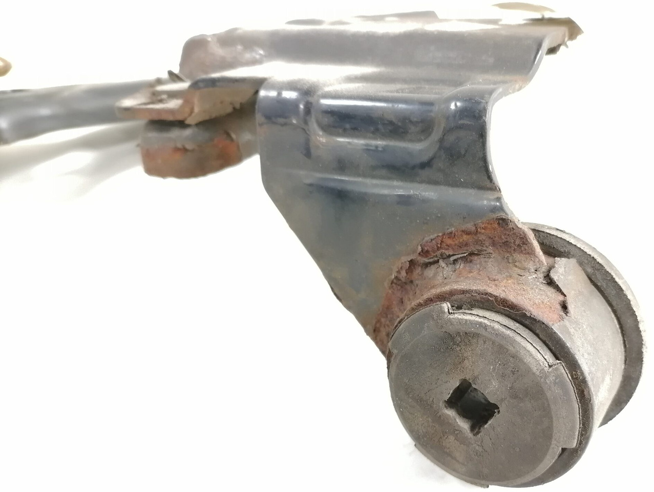 Volvo lower grille carrier hinge 20425954 - Calandre pour Camion: photos 3 Volvo lower grille carrier hinge 20425954 - Calandre pour Camion: photos 3