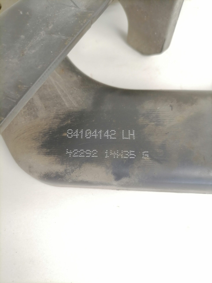 Volvo lower grille carrier hinge 84104142 - Calandre pour Camion: photos 2 Volvo lower grille carrier hinge 84104142 - Calandre pour Camion: photos 2