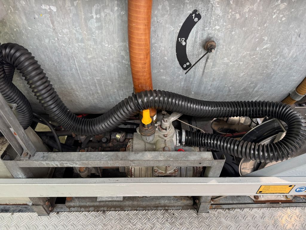 Mercedes-Benz 818 4X2 ROM Toilettenwagen  - Camion hydrocureur: photos 4 Mercedes-Benz 818 4X2 ROM Toilettenwagen  - Camion hydrocureur: photos 4