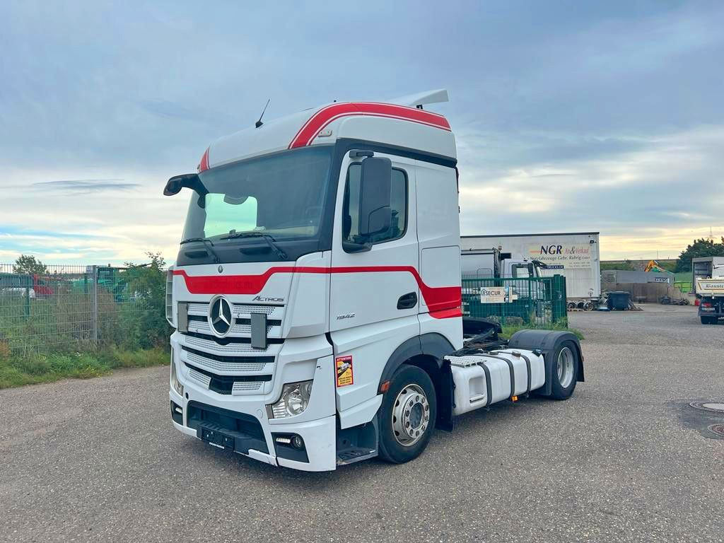 Mercedes-Benz 1842 4X2 mit Höhenverstellbarer Sattelkuppung Mercedes-Benz 1842 4X2 mit Höhenverstellbarer Sattelkuppung - Tracteur routier: photos 1 Mercedes-Benz 1842 4X2 mit Höhenverstellbarer Sattelkuppung Mercedes-Benz 1842 4X2 mit Höhenverstellbarer Sattelkuppung - Tracteur routier: photos 1