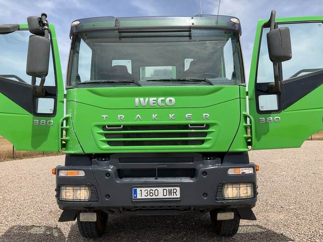 Camion grue Iveco Trakker 380: photos 17
