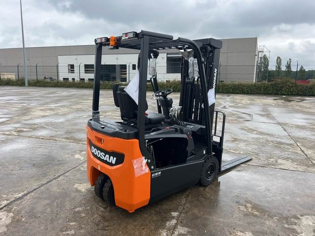 Doosan B15T-7 PLUS - Chariot élévateur électrique: photos 3 Doosan B15T-7 PLUS - Chariot élévateur électrique: photos 3