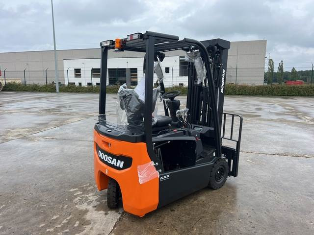 Doosan B15T-7 PLUS - Chariot élévateur électrique: photos 3 Doosan B15T-7 PLUS - Chariot élévateur électrique: photos 3