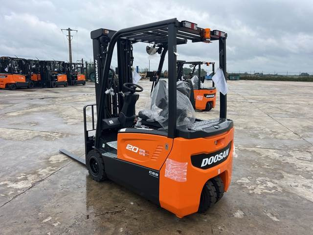 Doosan B20T-7 PLUS - Chariot élévateur électrique: photos 2 Doosan B20T-7 PLUS - Chariot élévateur électrique: photos 2