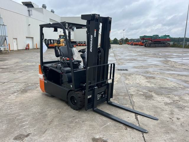 Doosan B20T-7 PLUS - Chariot élévateur électrique: photos 4 Doosan B20T-7 PLUS - Chariot élévateur électrique: photos 4