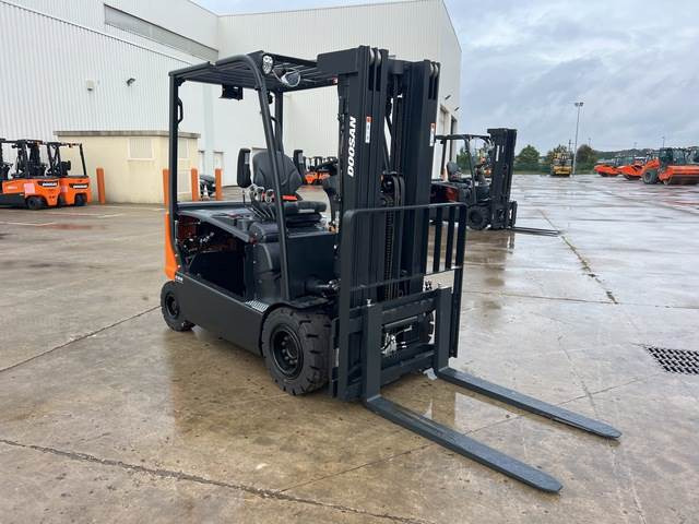Doosan B30X-7 PLUS - Chariot élévateur électrique: photos 4 Doosan B30X-7 PLUS - Chariot élévateur électrique: photos 4