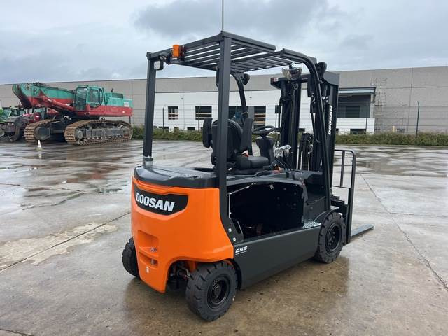 Doosan B30X-7 PLUS - Chariot élévateur électrique: photos 3 Doosan B30X-7 PLUS - Chariot élévateur électrique: photos 3