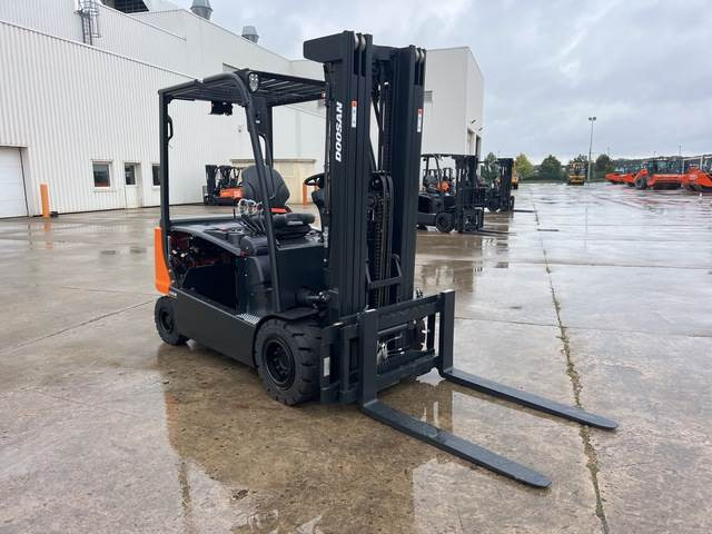 Doosan B35X-7 PLUS - Chariot élévateur électrique: photos 4 Doosan B35X-7 PLUS - Chariot élévateur électrique: photos 4