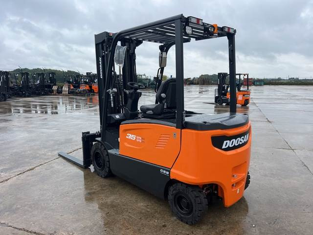 Doosan B35X-7 PLUS - Chariot élévateur électrique: photos 2 Doosan B35X-7 PLUS - Chariot élévateur électrique: photos 2