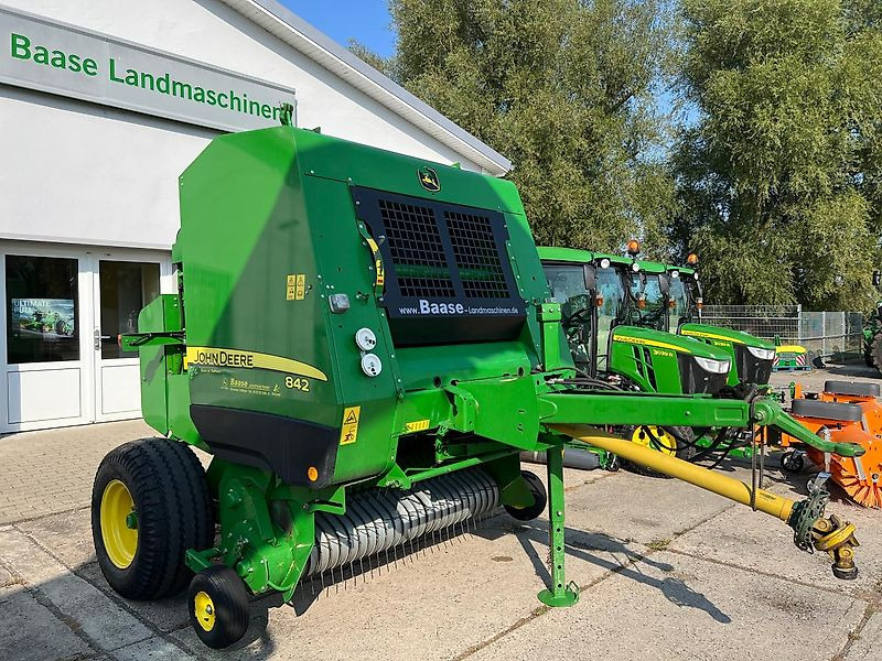 John Deere 842 HiFlow - Presse à balles rondes: photos 1 John Deere 842 HiFlow - Presse à balles rondes: photos 1